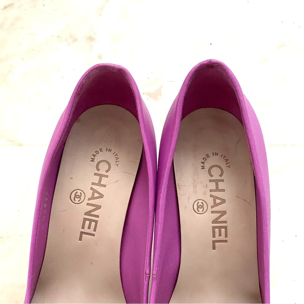 Chanel Made in Italy Interlocking CC Logo Purple Navy Leather Pumps Heels 6/36